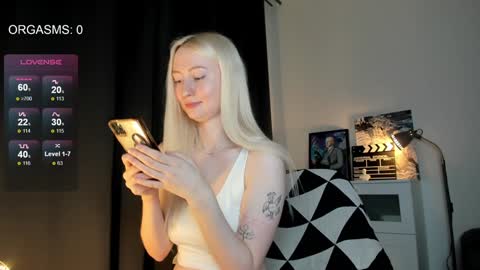 Snapshot of goodg_oddamn chatting on 12-14-24, 08:18 SOPHIE online show from 12-14-24, 08:18