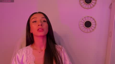 Snapshot of gorgeous_brunette chatting on 12-28-24, 08:05 Rose online show from 12-28-24, 08:05