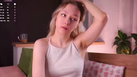 Snapshot of gossip__girl chatting on 05-25-26, 01:33 Luna online show from 05-25-26, 01:33