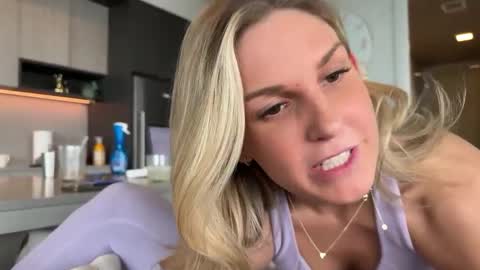 Snapshot of graciemae_baexx chatting on 02-27-25, 09:25 Gracie Mae online show from 02-27-25, 09:25
