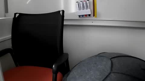 Snapshot of grandbi chatting on 10-31-25, 02:29 grandbi online show from 10-31-25, 02:29