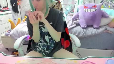 Snapshot of greeneyedlovexo chatting on 10-18-25, 07:36 GreenEyedLovexo online show from 10-18-25, 07:36