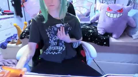 Snapshot of greeneyedlovexo chatting on 11-15-25, 03:04 GreenEyedLovexo online show from 11-15-25, 03:04