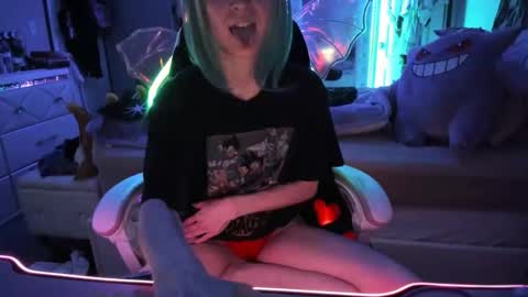 Snapshot of greeneyedlovexo chatting on 11-19-25, 06:13 GreenEyedLovexo online show from 11-19-25, 06:13