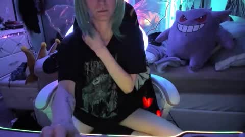 Snapshot of greeneyedlovexo chatting on 11-21-25, 08:35 GreenEyedLovexo online show from 11-21-25, 08:35