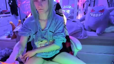 Snapshot of greeneyedlovexo chatting on 11-24-25, 04:01 GreenEyedLovexo online show from 11-24-25, 04:01