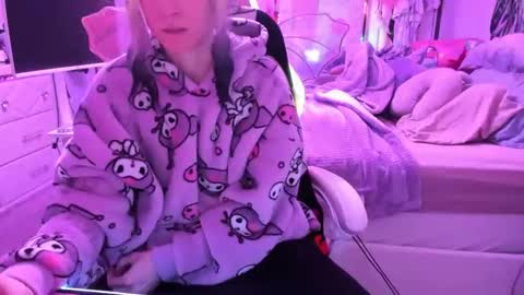 Snapshot of greeneyedlovexo chatting on 12-15-25, 04:00 GreenEyedLovexo online show from 12-15-25, 04:00