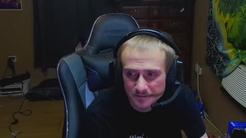 Snapshot of greenlungs8195 chatting on 11-20-25, 05:12 Greenlungs8195 online show from 11-20-25, 05:12