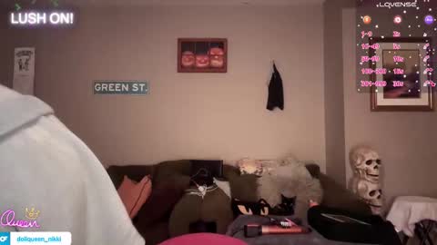 Snapshot of greenxxxqueen chatting on 01-10-26, 04:36 SexQueen Nikki online show from 01-10-26, 04:36