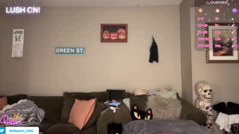 Snapshot of greenxxxqueen chatting on 01-11-26, 03:00 SexQueen Nikki online show from 01-11-26, 03:00