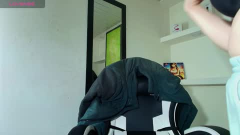 Snapshot of greiccy_20 chatting on 11-23-25, 04:01 GREICCY online show from 11-23-25, 04:01