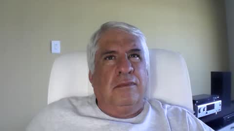 Snapshot of grisa01 chatting on 01-11-26, 12:21 grisa01 online show from 01-11-26, 12:21