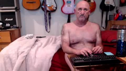 Snapshot of guitarsexgod chatting on 02-12-25, 11:29 Mario online show from 02-12-25, 11:29