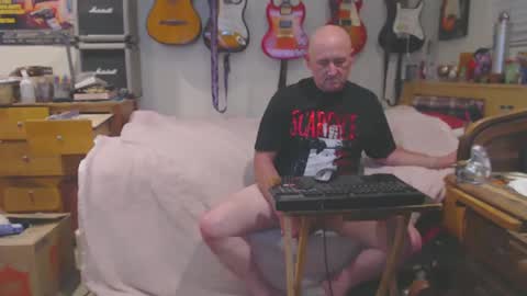 Snapshot of guitarsexgod chatting on 02-18-25, 06:48 Mario online show from 02-18-25, 06:48