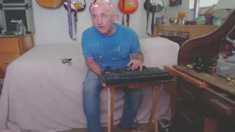 Snapshot of guitarsexgod chatting on 02-27-25, 07:26 Mario online show from 02-27-25, 07:26