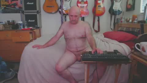 Snapshot of guitarsexgod chatting on 03-06-25, 07:21 Mario online show from 03-06-25, 07:21