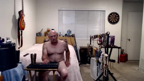 Snapshot of guitarsexgod chatting on 09-11-25, 10:59 Mario online show from 09-11-25, 10:59