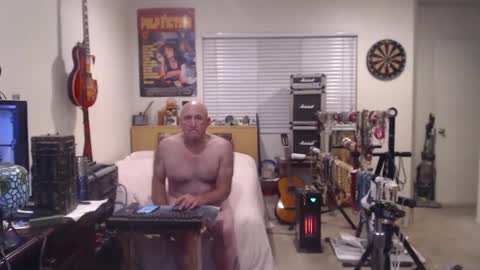 Snapshot of guitarsexgod chatting on 11-23-25, 01:33 Mario online show from 11-23-25, 01:33