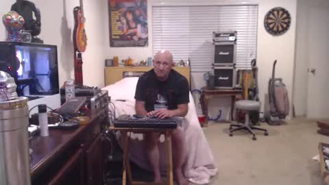 Snapshot of guitarsexgod chatting on 12-04-25, 10:57 Mario online show from 12-04-25, 10:57