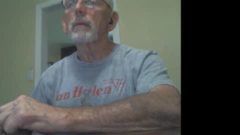 Snapshot of gulfcoast1952 chatting on 10-28-25, 01:36 Roy online show from 10-28-25, 01:36