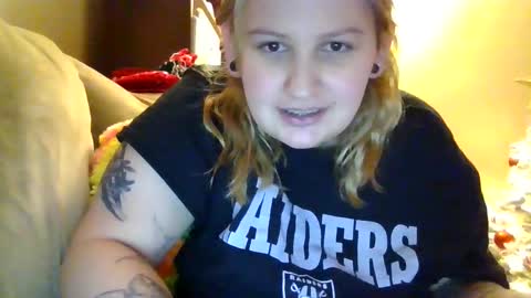 Snapshot of gummybearluvsu chatting on 12-15-25, 01:04 Gummybearluvzu online show from 12-15-25, 01:04