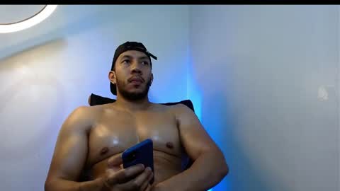 holl latino online show from 04-18-26, 05:00