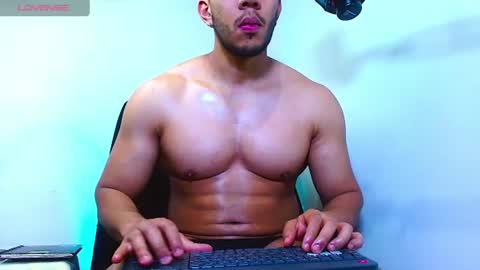 Snapshot of gurushake chatting on 07-25-26, 08:28 holl latino online show from 07-25-26, 08:28