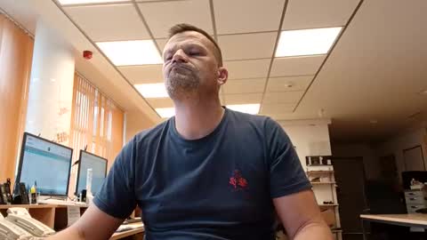 Snapshot of guschidick chatting on 10-16-25, 03:02 guschidick online show from 10-16-25, 03:02