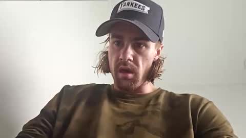 Snapshot of gusmuss chatting on 10-19-25, 02:34 Jamie online show from 10-19-25, 02:34