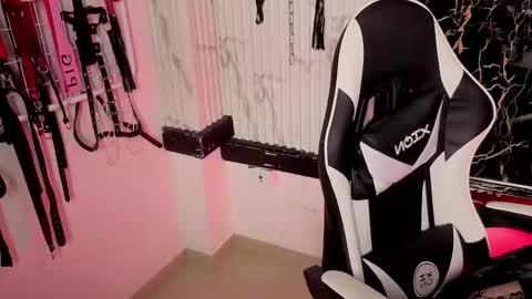 Snapshot of guxplo_ chatting on 11-10-25, 04:06 Miss online show from 11-10-25, 04:06