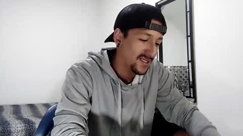 Snapshot of guykarim chatting on 01-08-25, 04:02 karim online show from 01-08-25, 04:02