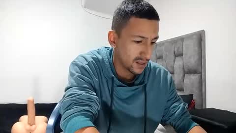 Snapshot of guykarim chatting on 03-04-25, 10:35 karim online show from 03-04-25, 10:35