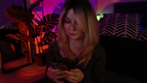 Snapshot of gwenhilton chatting on 01-22-25, 05:37 gwenhilton online show from 01-22-25, 05:37