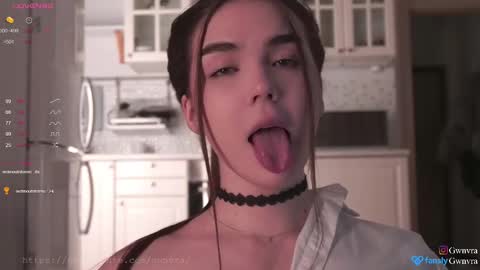 Gwen is back  online show from 03-07-25, 04:11