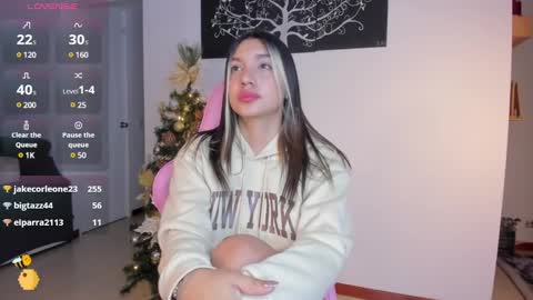 Snapshot of h3y_mia3 chatting on 12-20-24, 08:06 Paulina online show from 12-20-24, 08:06