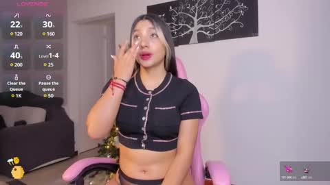 Snapshot of h3y_mia3 chatting on 12-25-24, 06:52 Paulina online show from 12-25-24, 06:52