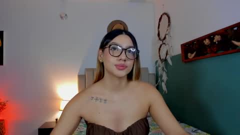 Snapshot of h3y_mia3 chatting on 06-06-26, 04:17 Paulina online show from 06-06-26, 04:17