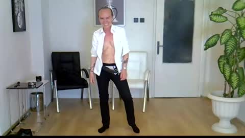 Snapshot of h_blackwood chatting on 06-03-26, 06:46 H. Blackwood online show from 06-03-26, 06:46