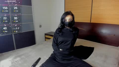 Snapshot of habibi_moon chatting on 12-21-24, 02:52 Linda online show from 12-21-24, 02:52