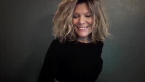 Snapshot of haileys123 chatting on 05-19-26, 01:56 Hailey online show from 05-19-26, 01:56