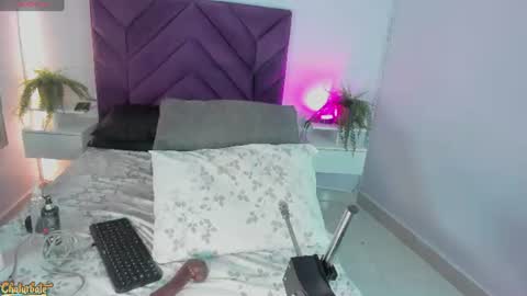 Snapshot of haileystonei chatting on 06-25-26, 11:37 haileystonei online show from 06-25-26, 11:37