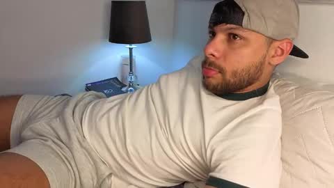 Independent       model  online show from 11-10-25, 10:42