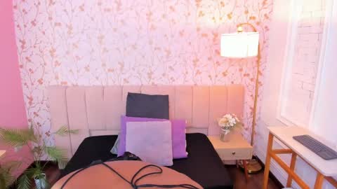 Halley Lorens online show from 05-20-26, 07:09