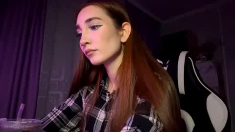 Snapshot of halliemcanaw chatting on 11-17-25, 06:46 Holly online show from 11-17-25, 06:46