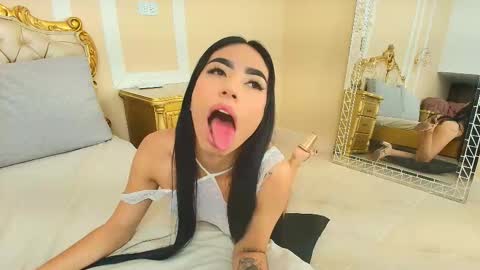 Snapshot of halliestone chatting on 11-28-25, 04:09 Hallie Stone online show from 11-28-25, 04:09