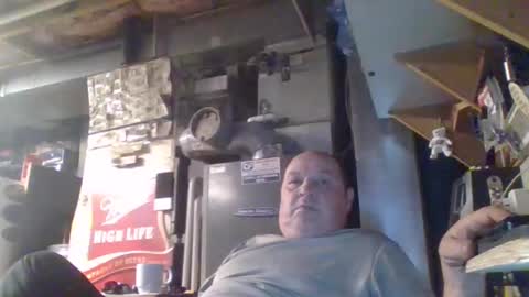 Snapshot of handiemanhere chatting on 10-19-25, 01:12 naked man online show from 10-19-25, 01:12