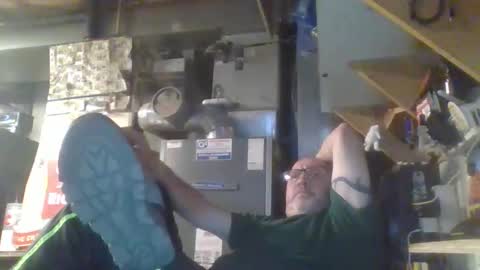 Snapshot of handiemanhere chatting on 11-11-25, 02:06 naked man online show from 11-11-25, 02:06