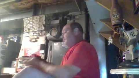 Snapshot of handiemanhere chatting on 06-15-26, 01:41 naked man online show from 06-15-26, 01:41