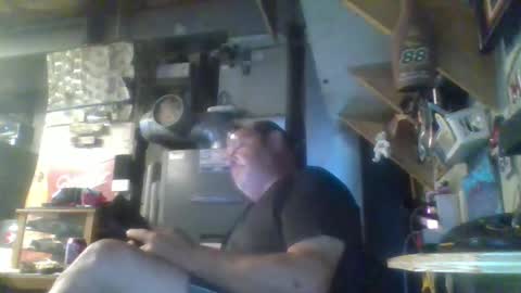 Snapshot of handiemanhere chatting on 06-21-26, 10:45 naked man online show from 06-21-26, 10:45