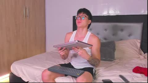 handsome_boys69 online show from 04-03-26, 07:50